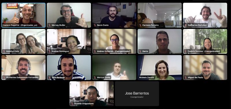 Outra equipe da Cisco feliz após um treinamento sobre interações eficientes